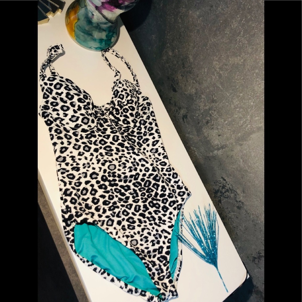 Eye catching leapord print echo design swimsuit.